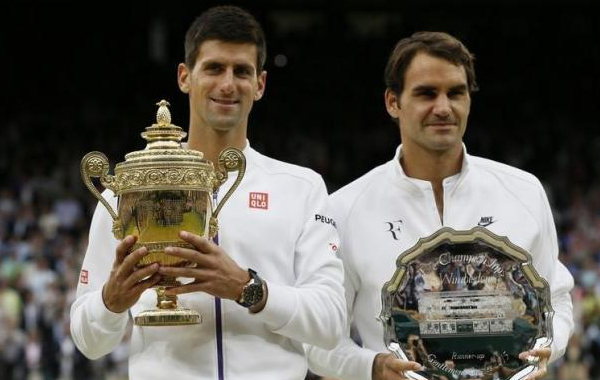 2015 Wimbledon champion Novak Djokovic ng Serbia at runner-up Roger Federer ng Switzerland. (Photo credit: REUTERS/STEFAN WERMUTH)